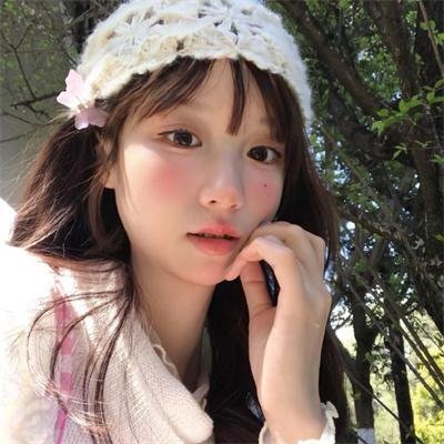 她的微笑像颗糖
